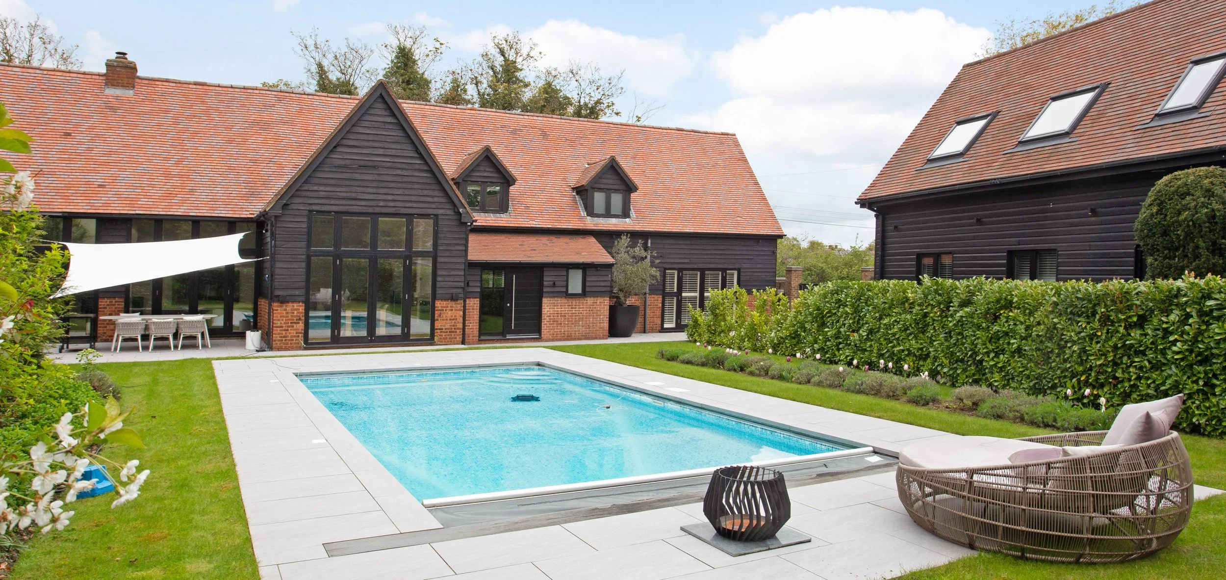 An image of the house and the pool.