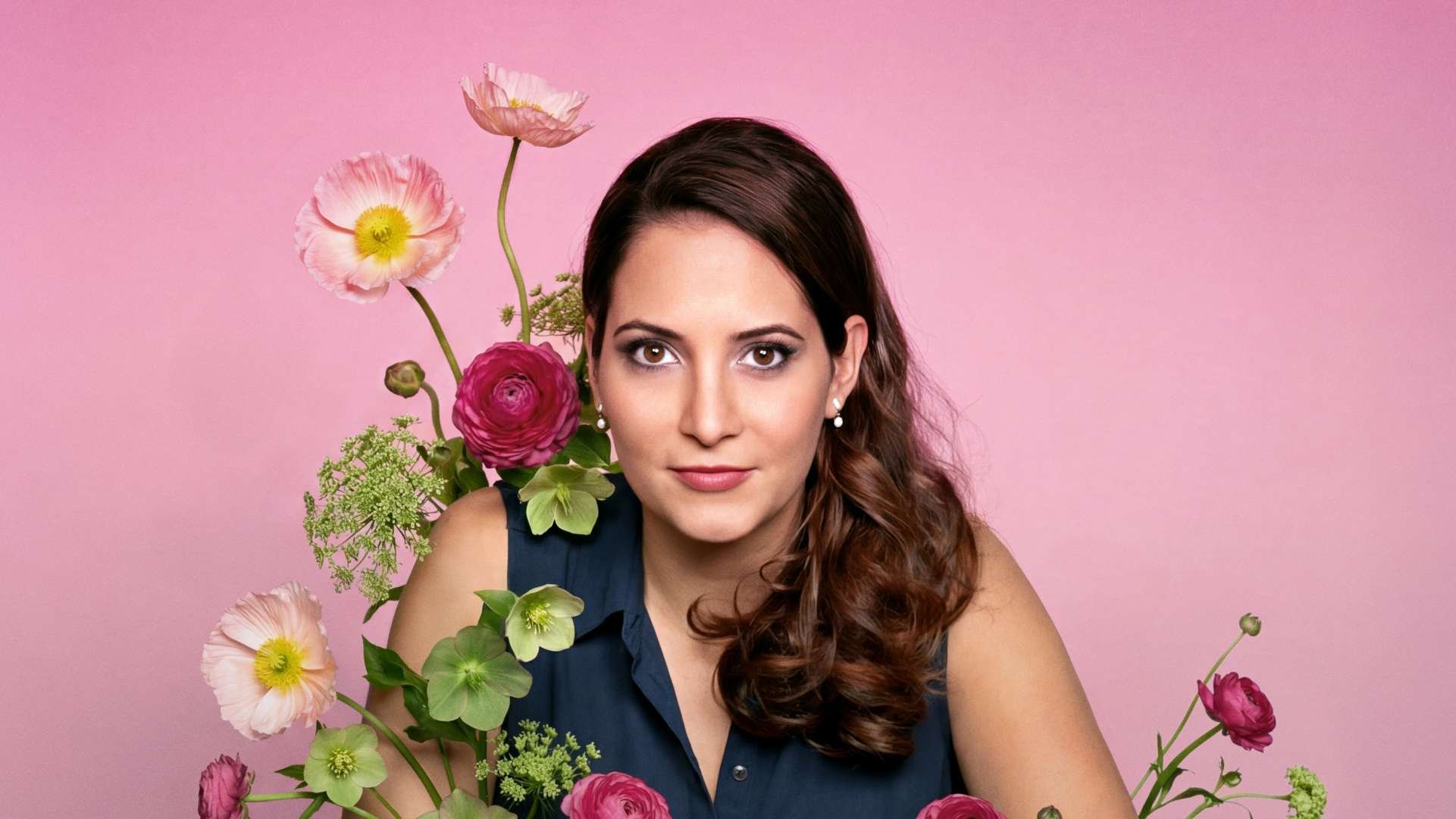 Offizielles Titelbild des Schumannfests 2026 mit einem Porträt einer Frau vor rosafarbenem Hintergrund und floralen Elementen.