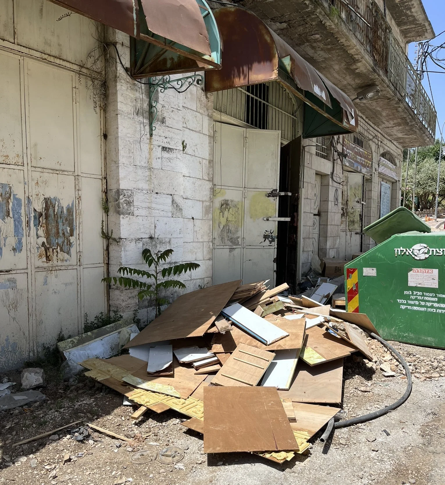 Update: Settlers Break Into Palestinian Stores, Steal Wood