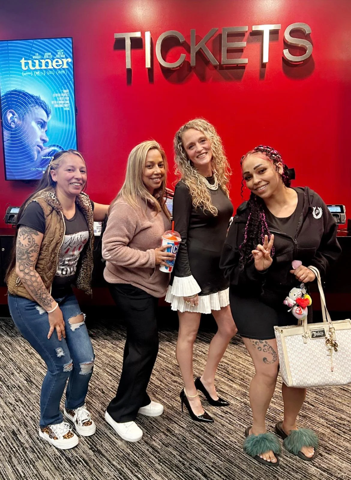 Ladies movie night 🍿🎥🎬 was great!!! Devil Wears Prada 2 was great!!! ❤️ Wow, what a great job they did bringing the cast back and all that decades later!!! 😈💃🏽