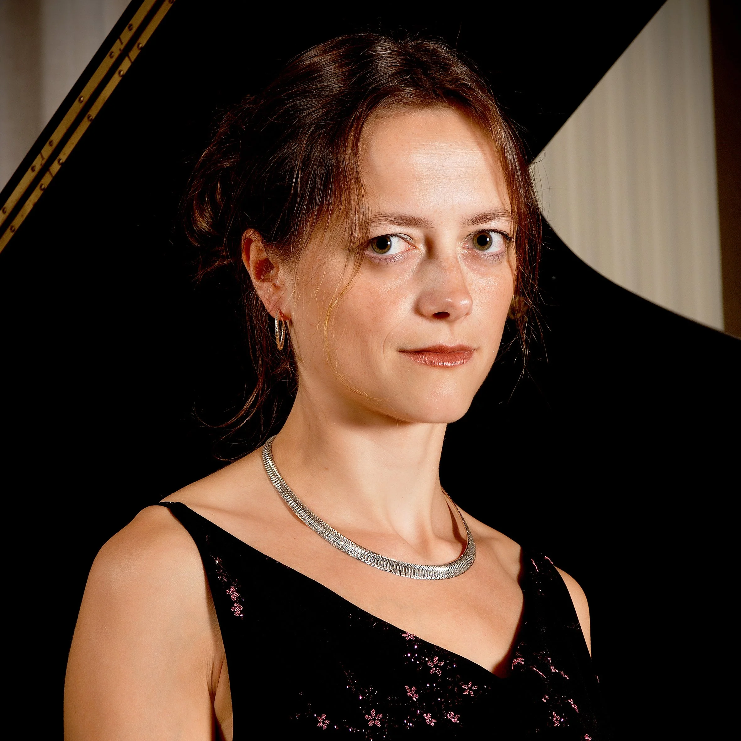 Künstlerportrait von Annegret Kuttner am Klavier