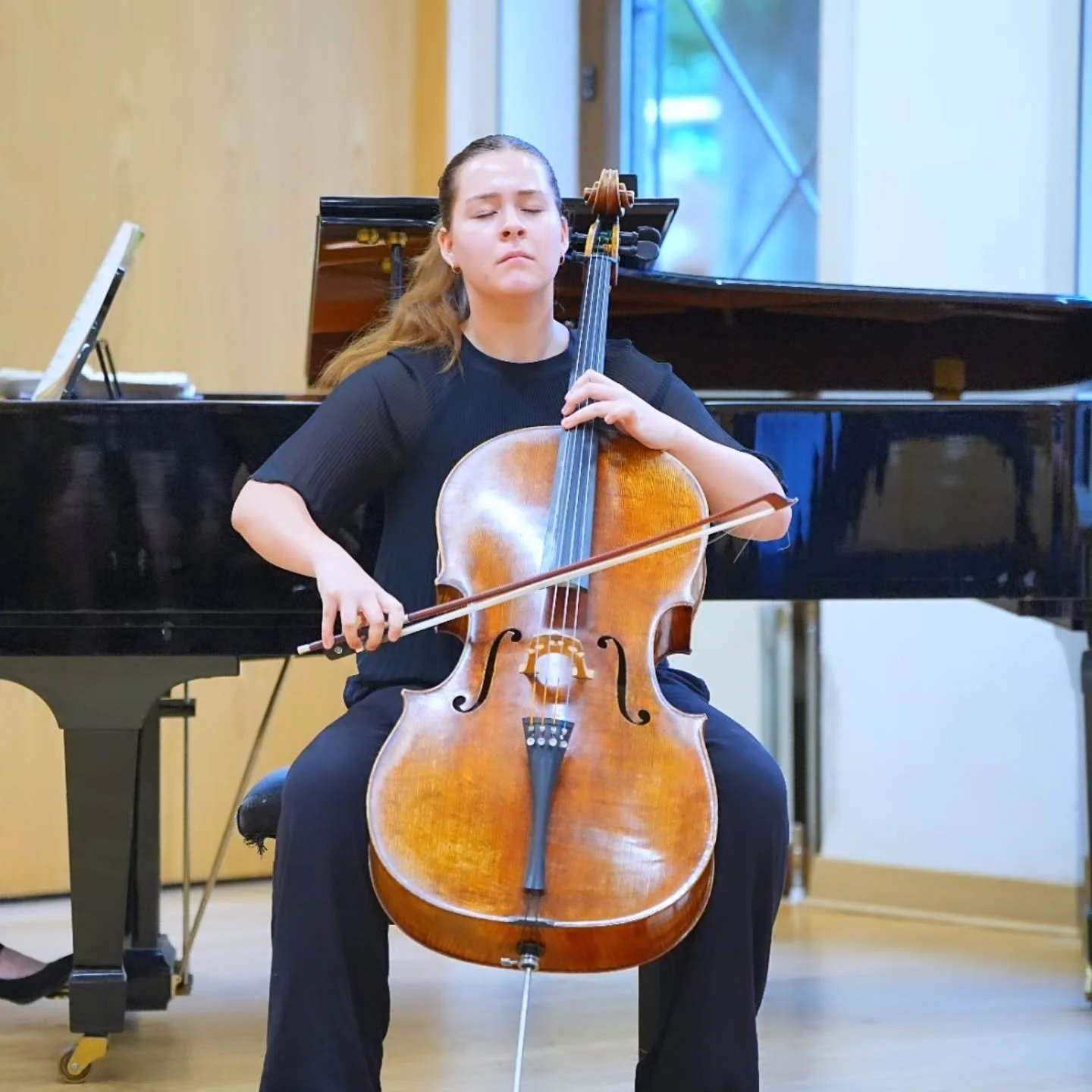 Ein paar Eindr&uuml;cke von unserem gestrigen Abschlusskonzert des Meisterkurses f&uuml;r Violoncello mit Prof. Peter Bruns im Gymnasium bei St. Stephan.
Wir sind &uuml;berw&auml;ltigt, wie viele Besucher:innen den Weg zum Konzert gefunden haben.💫
H
