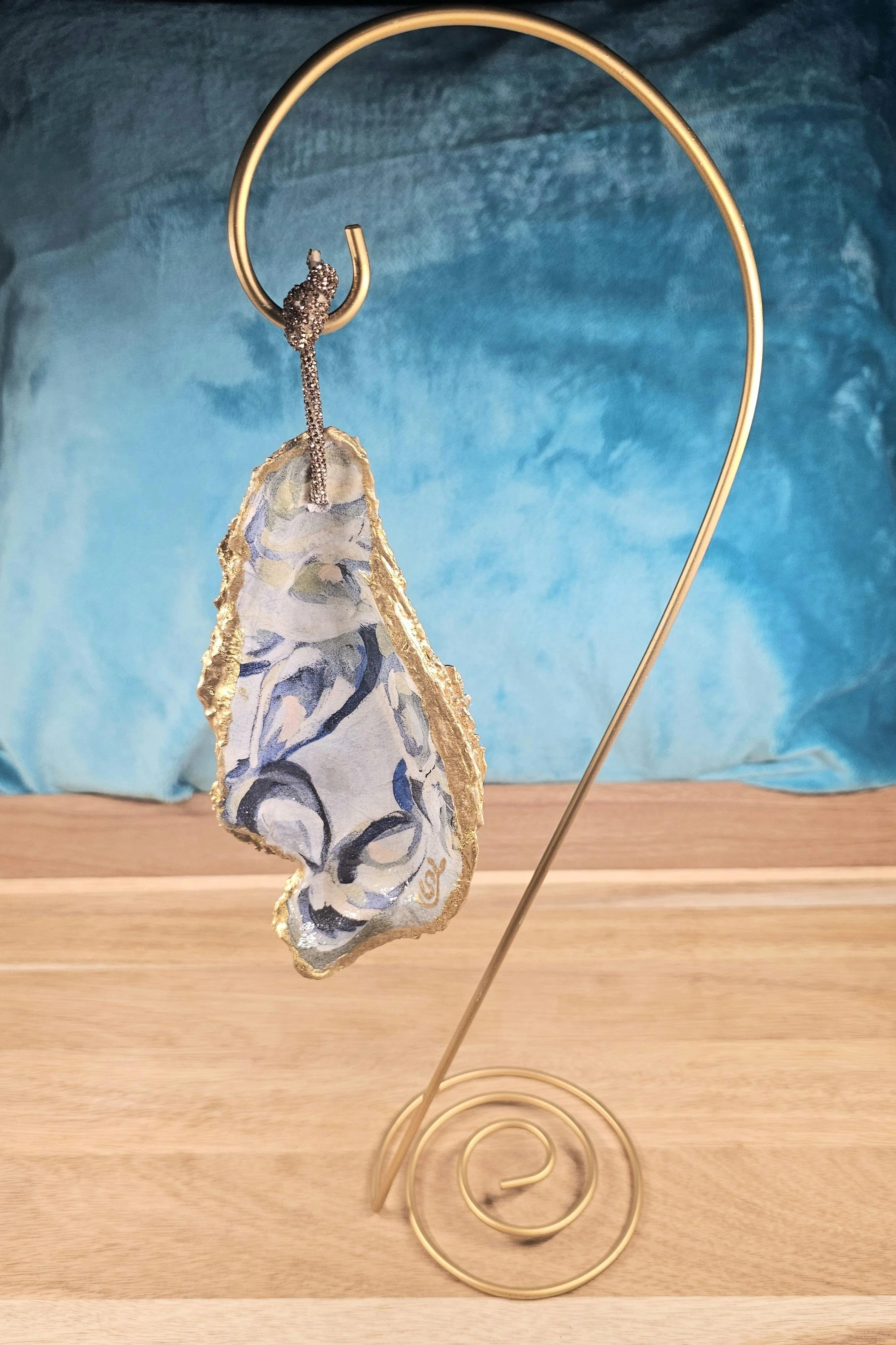 Oyster Elegance – Large Oyster Shell Art on Gold Display Stand