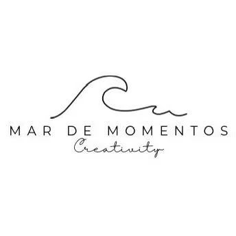 Logotipo con una ola abstracta y texto que dice 'Mar de Momentos Creatividad'