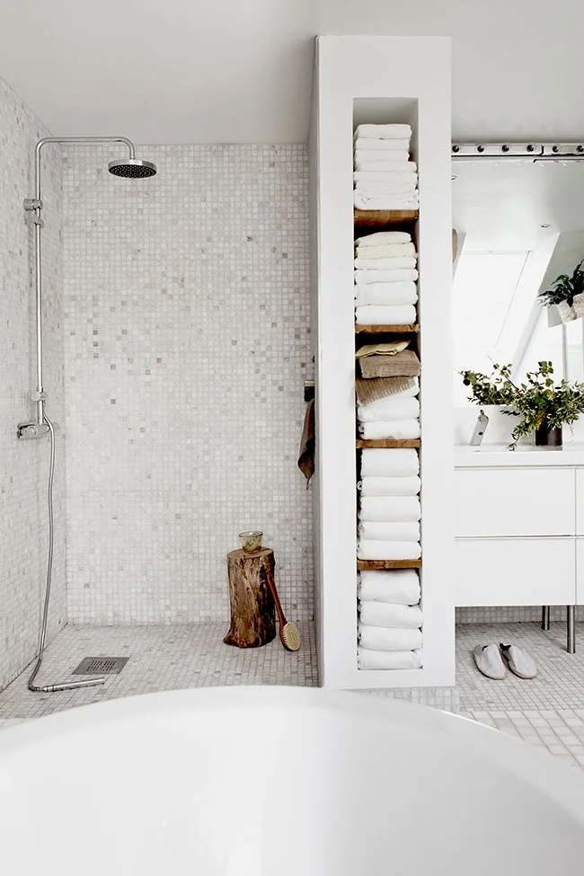 myidealhome:

gorgeous shower area (via Daniella Witte)