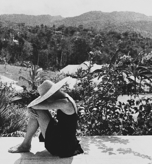 thirlby:

Grace Kelly photographed by Howell Conant in Jamaica, 1955