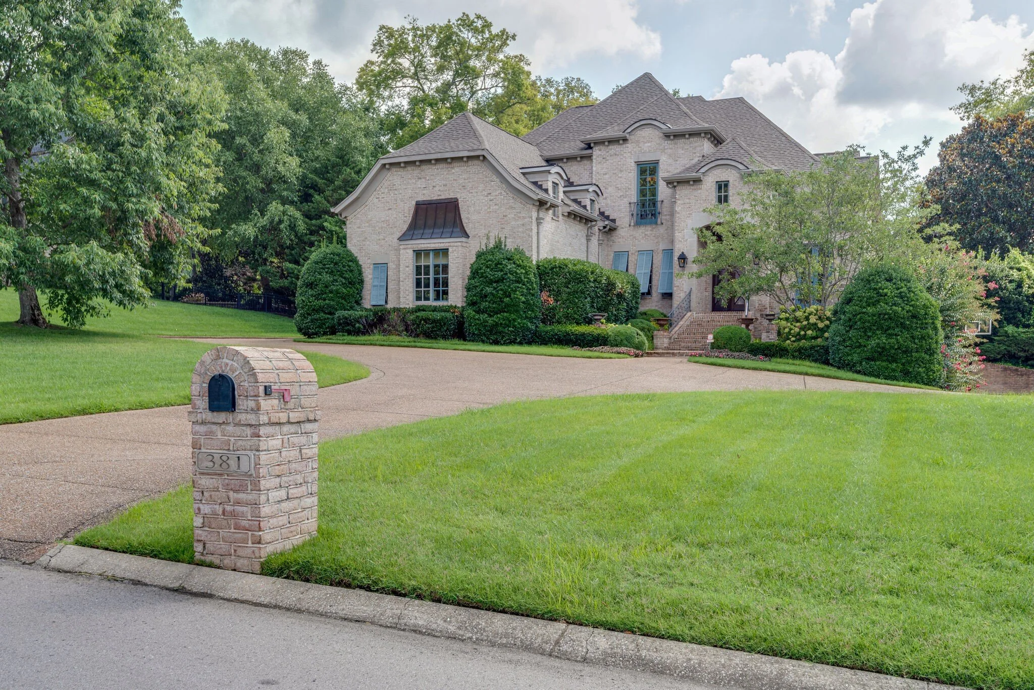 381 Lake Valley Dr Franklin, TN 37069