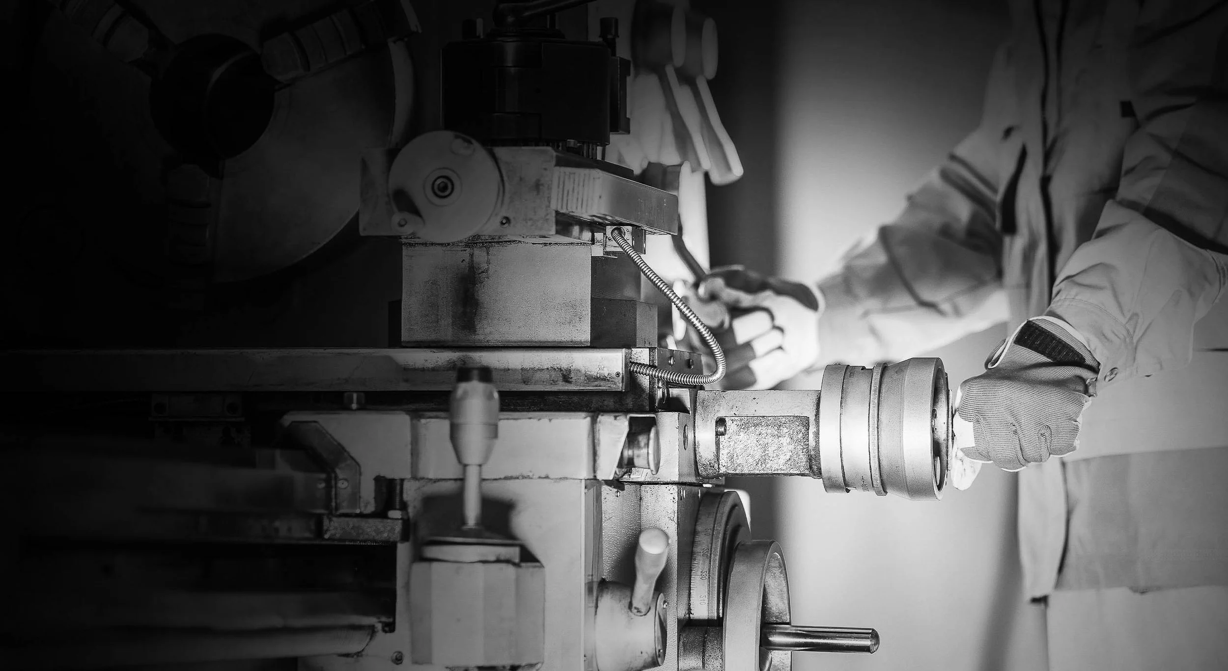 Maschinenbauer bedient eine Industrieanlage. Das Kampagnenmotiv „Gesund arbeiten braucht Nähe“ verdeutlicht die Nähe der Betriebskrankenkassen zu Unternehmen und Beschäftigten.
