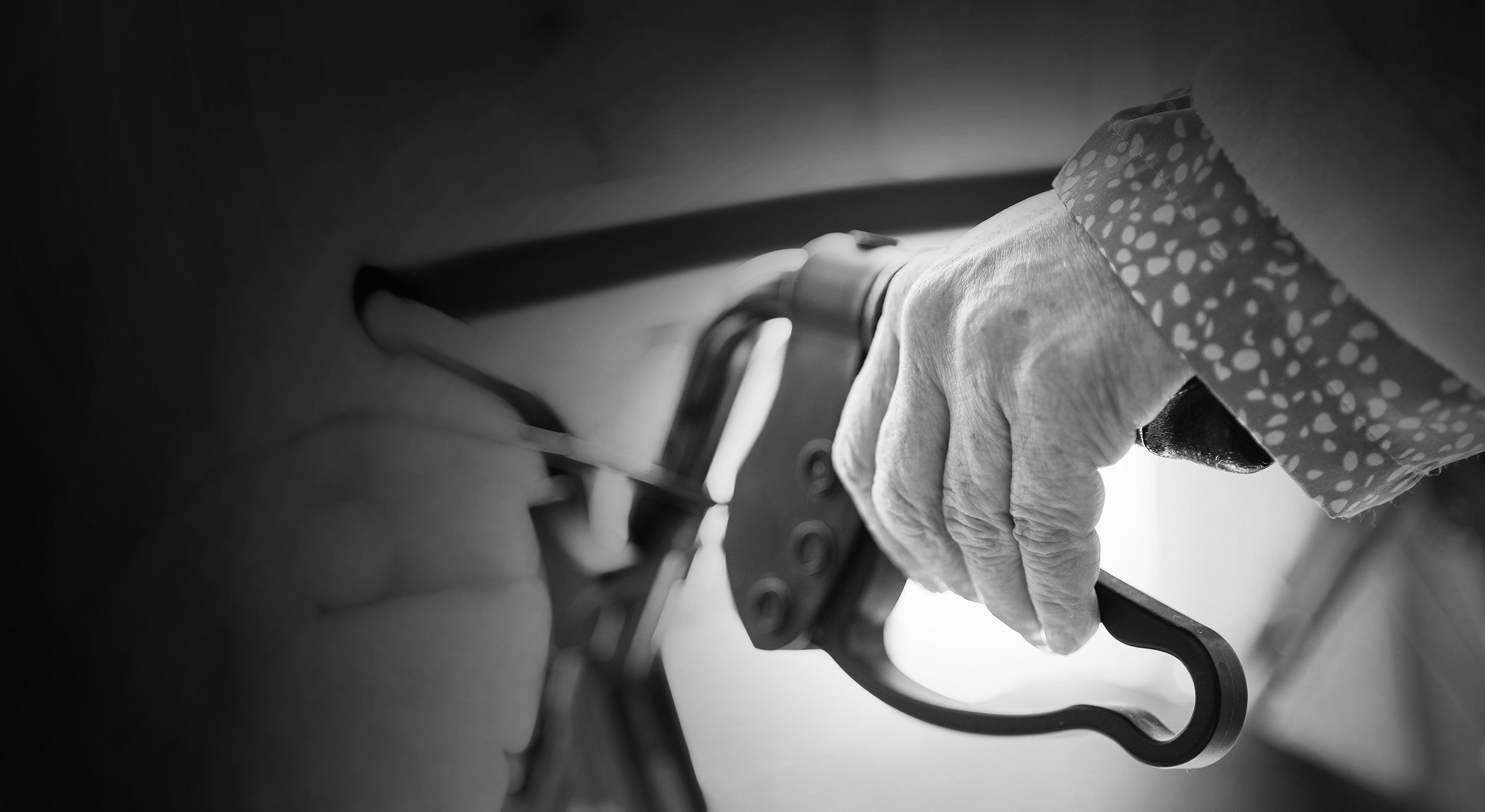 Hand einer älteren Person hält den Griff eines Rollators. Das Kampagnenmotiv „Gesund pflegen braucht Nähe“ steht für die Unterstützung der Betriebskrankenkassen bei Pflege und Versorgung im Alter.
