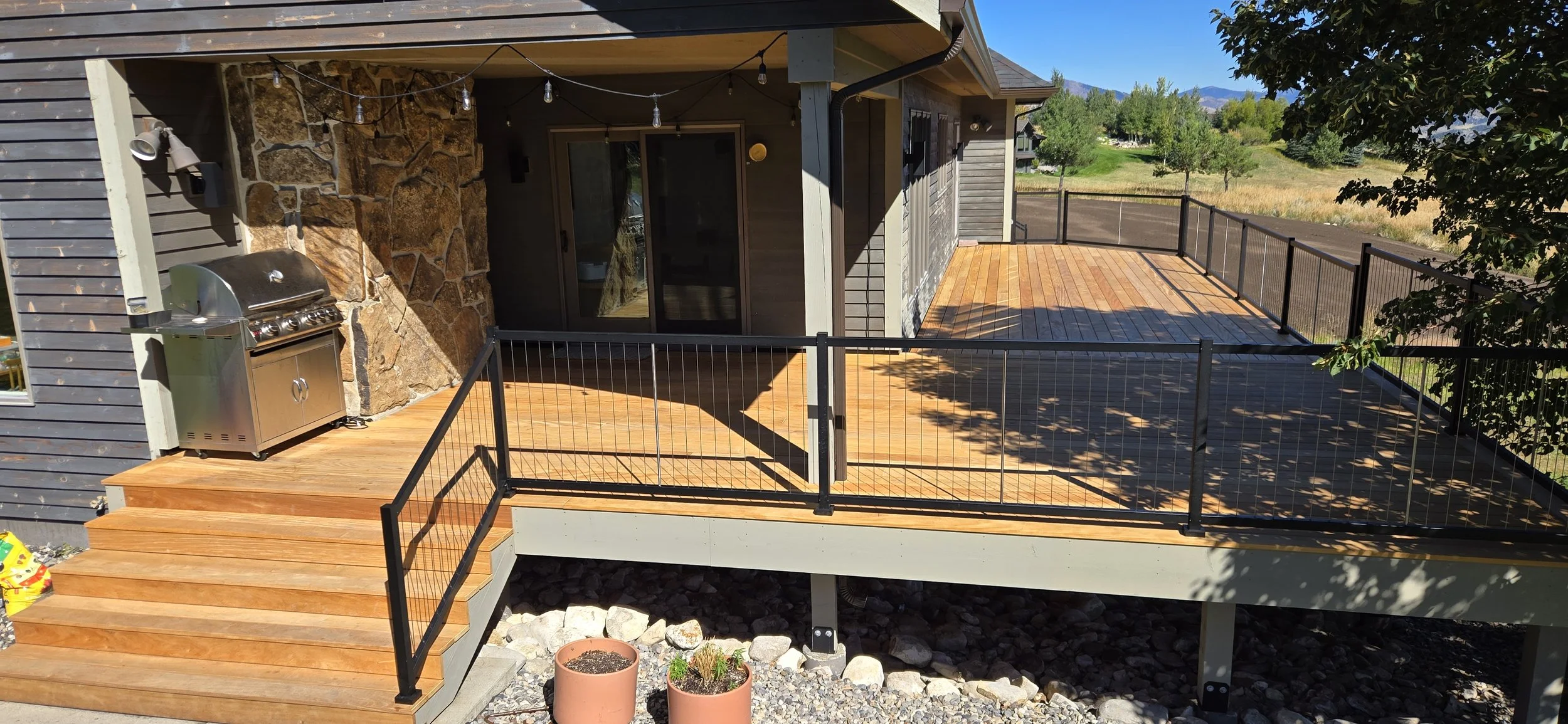 Finsihed deck remodel with garapa hardwood decking and Cable Bullet handrails