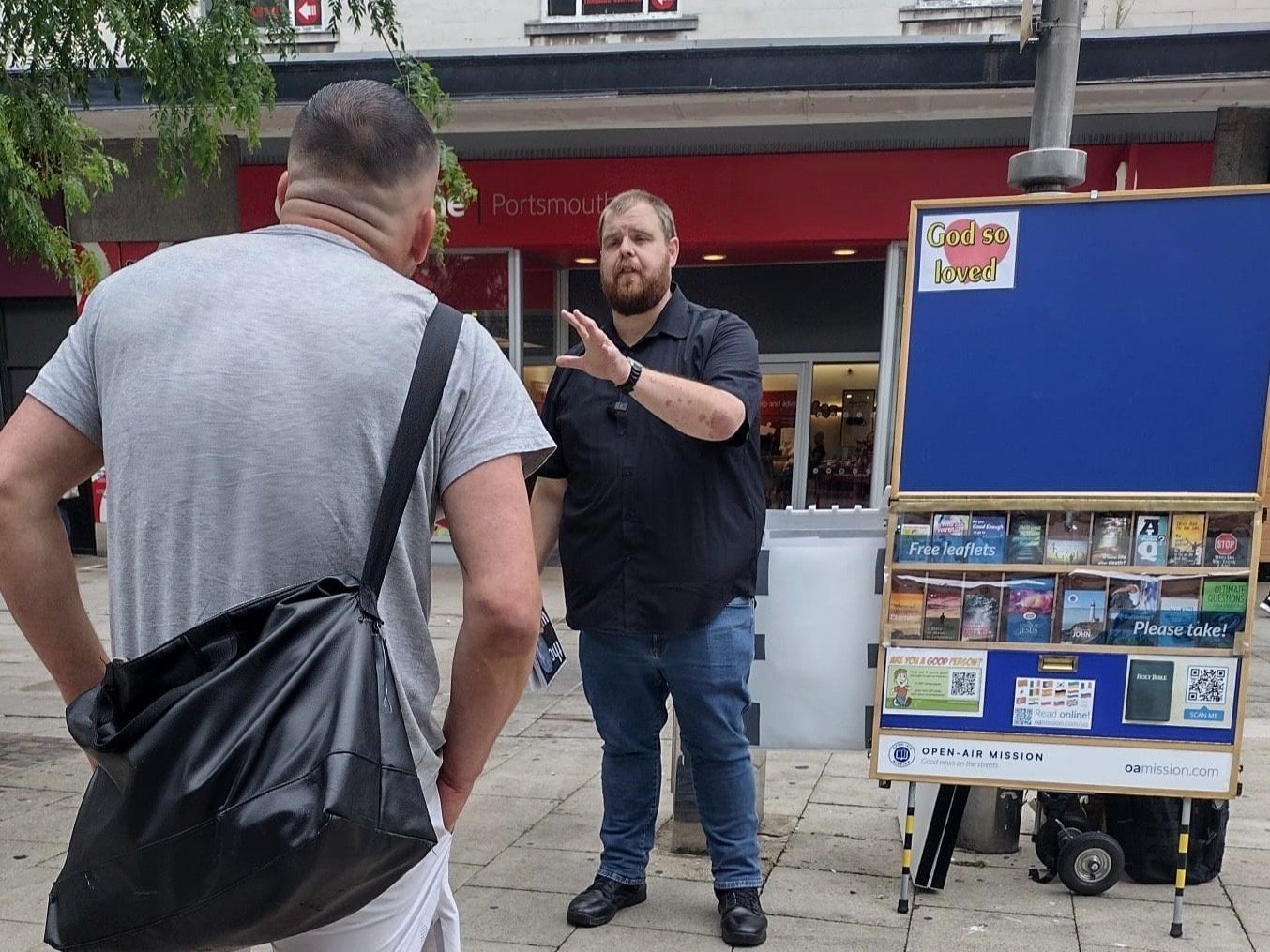 A Heckler Gathers a Large Crowd – Portsmouth Evangelism