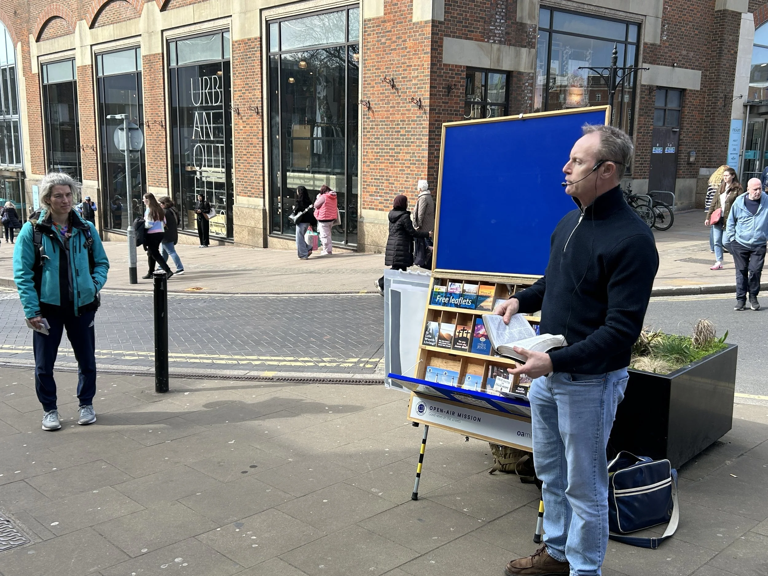 A Heckler Draws a Crowd – Guildford Evangelism