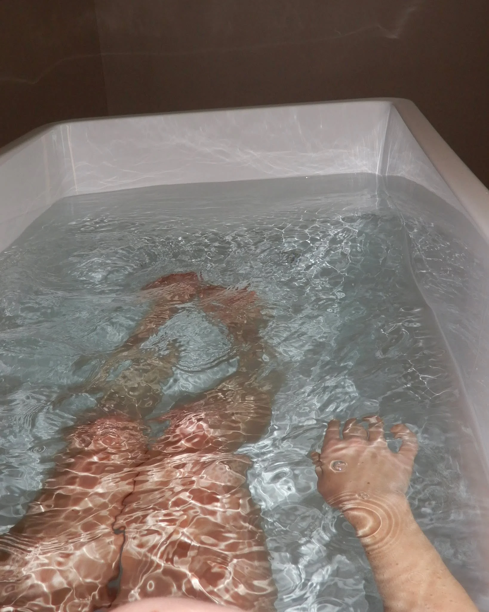Why does a cold plunge in colder air hit different? 

🧊 Cold air maximizes thermal contrast, spiking norepinephrine and dopamine faster and harder than any other time of year.
 🧊 It primes your nervous system before you even get in. Meaning the men