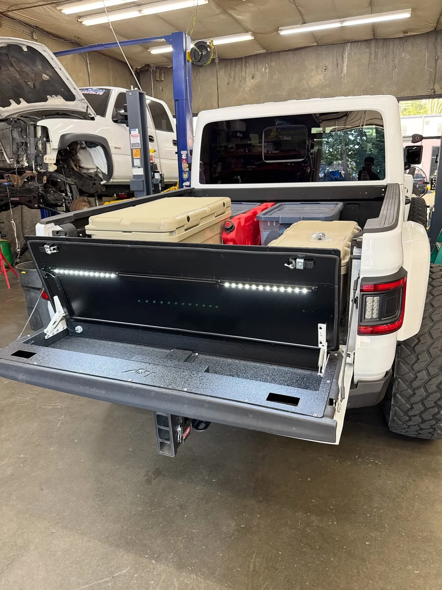 JT Gladiator we put a tailgate storage compartment in, Then installed some @bajadesigns lp6 head light kit on! This thing is bad a**!!! 
.
.
.
.
.
.
.
#Outlawoverland #outlaw #pnw #overland #crawl #Toyota #jeep #ford #bronco #Wrangler #Tacoma #4runne