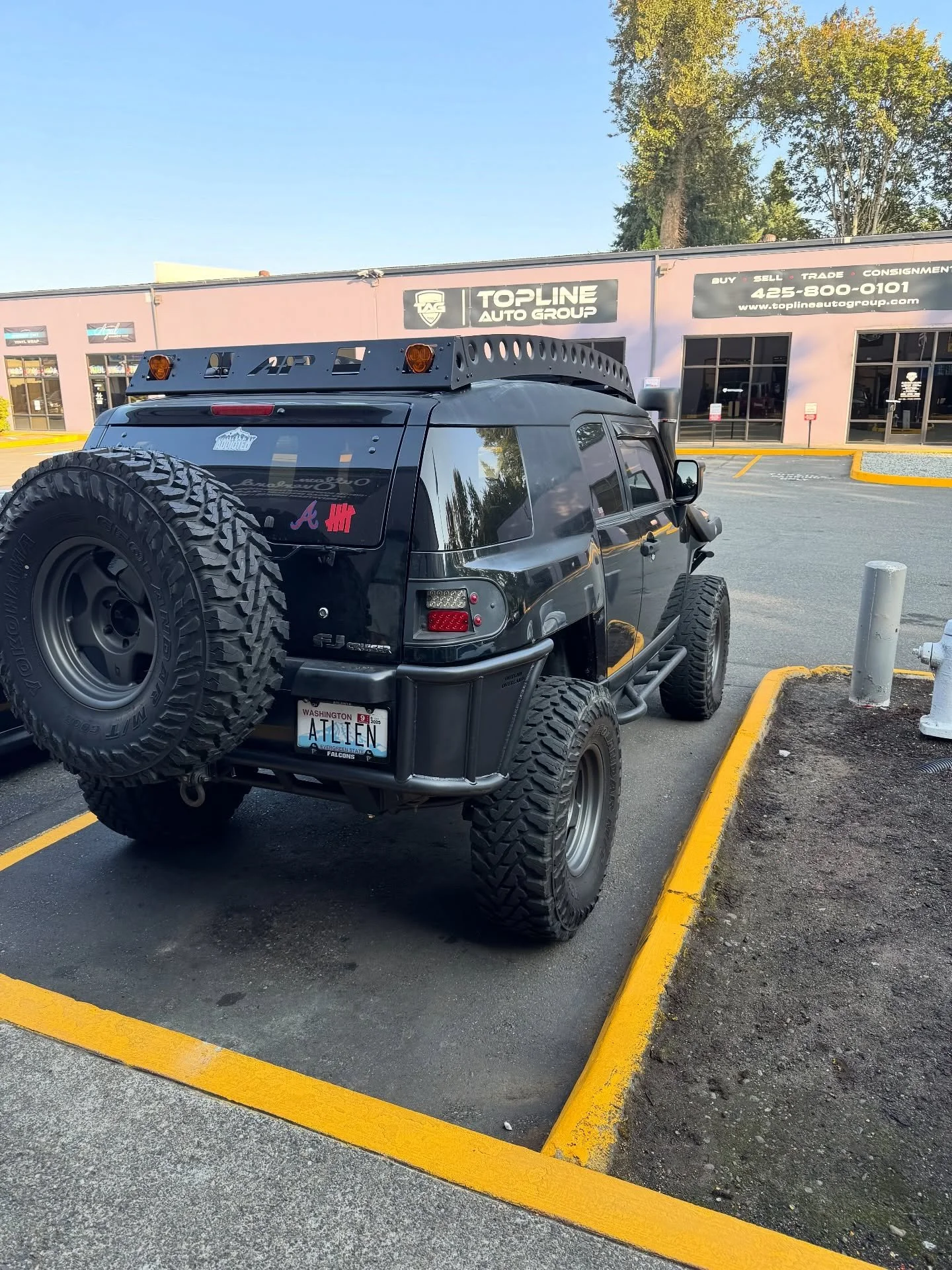 FJ Cruiser we built a custom rear bumper for a few weeks back
This FJ is also equipped with a Eco crawler dual transfercase setup from @northwestfab 
.
.
.
.
.
.
#Outlawoverland #outlaw #pnw #overland #crawl #Toyota #jeep #ford #bronco #Wrangler #Tac