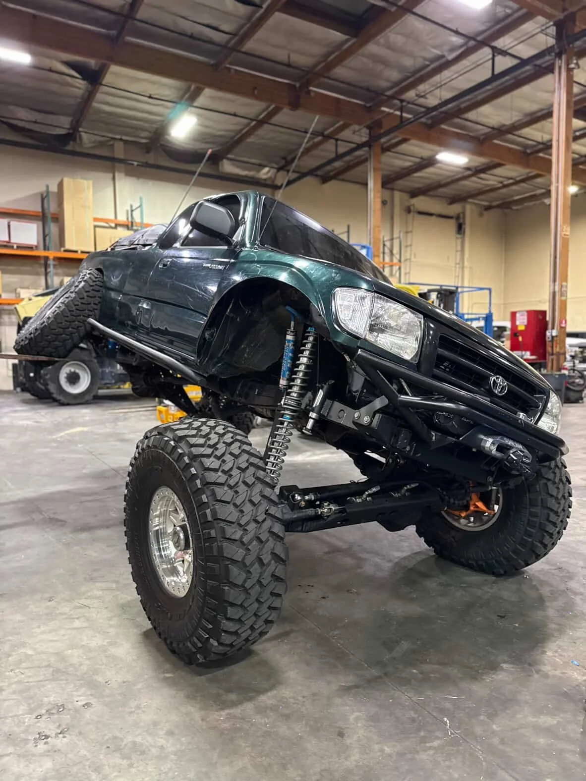 A Tacoma we did some serious work to a while back, finally out stretching its legs! 🔥

Whether it&rsquo;s being driven as a daily or taken out as a weekend warrior, this Tacoma is built to handle it.

🔧 Build Highlights:
&bull; 14&rdquo; King coilo
