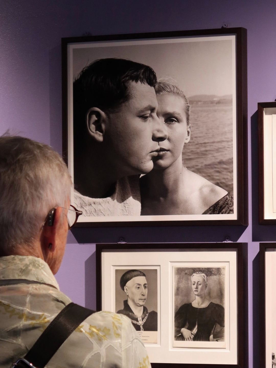 Visitatore ripreso di spalle durante la mostra fotografica di Agnès Varda al Modernissimo di Bologna. Reportage visivo d'atmosfera a cura di Monvue Studio.