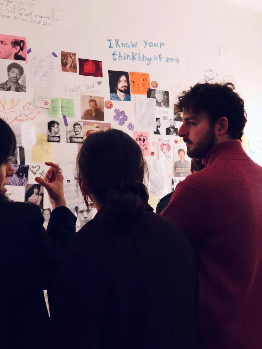 Pubblico e professionisti dell'arte riuniti durante l'inaugurazione della mostra Hungry Heart. Scatto di reportage culturale e narrazione live per Monvue Studio.