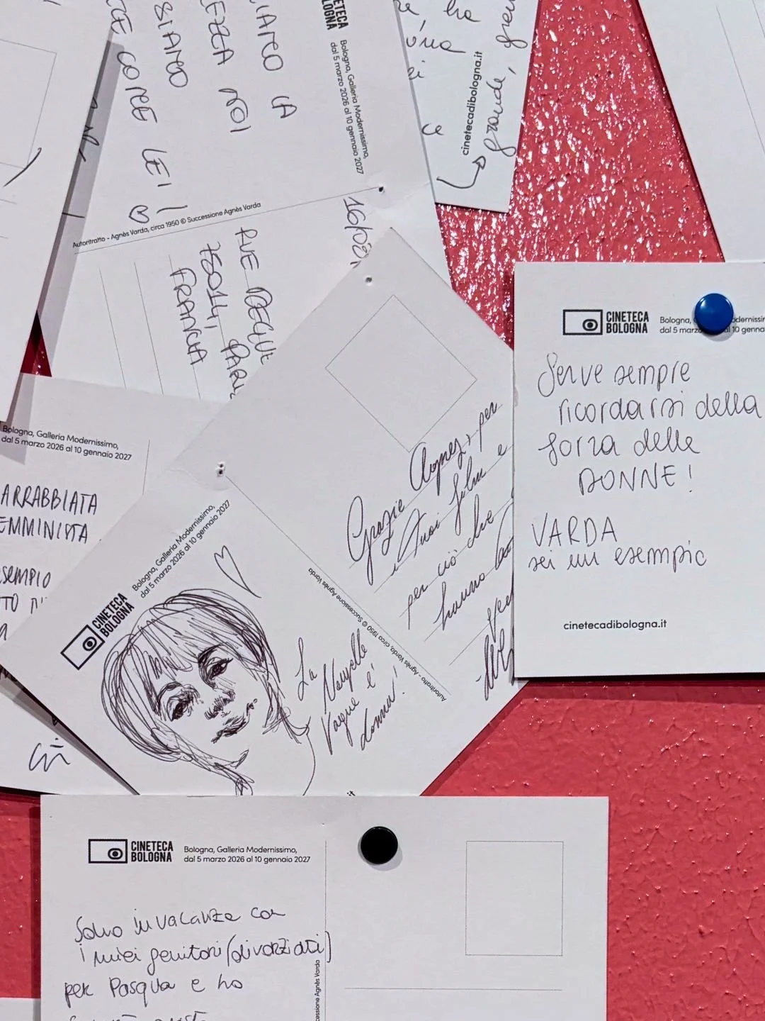 Dettaglio di taccuini, appunti e storici biglietti cartacei della Cineteca di Bologna all'interno della mostra di Agnès Varda. Narrazione editoriale e di ricerca.