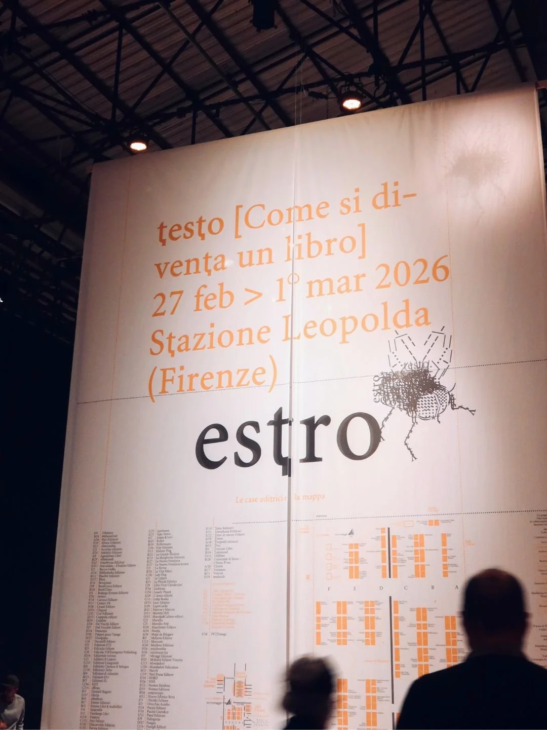 Documentazione visiva della comunicazione grafica e degli spazi espositivi di Testo 2026 a Firenze. Caso studio di narrazione culturale per il portfolio di Monvue Studio.