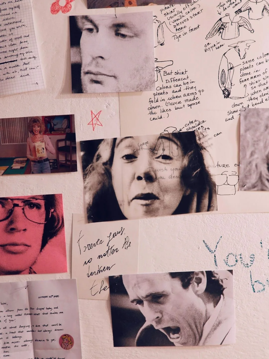 Dettaglio dell'allestimento espositivo per il progetto Hungry Heart a Mantova. Muro di carta con fotografie d'autore, appunti e grafiche d'artista documentati da Monvue Studio.