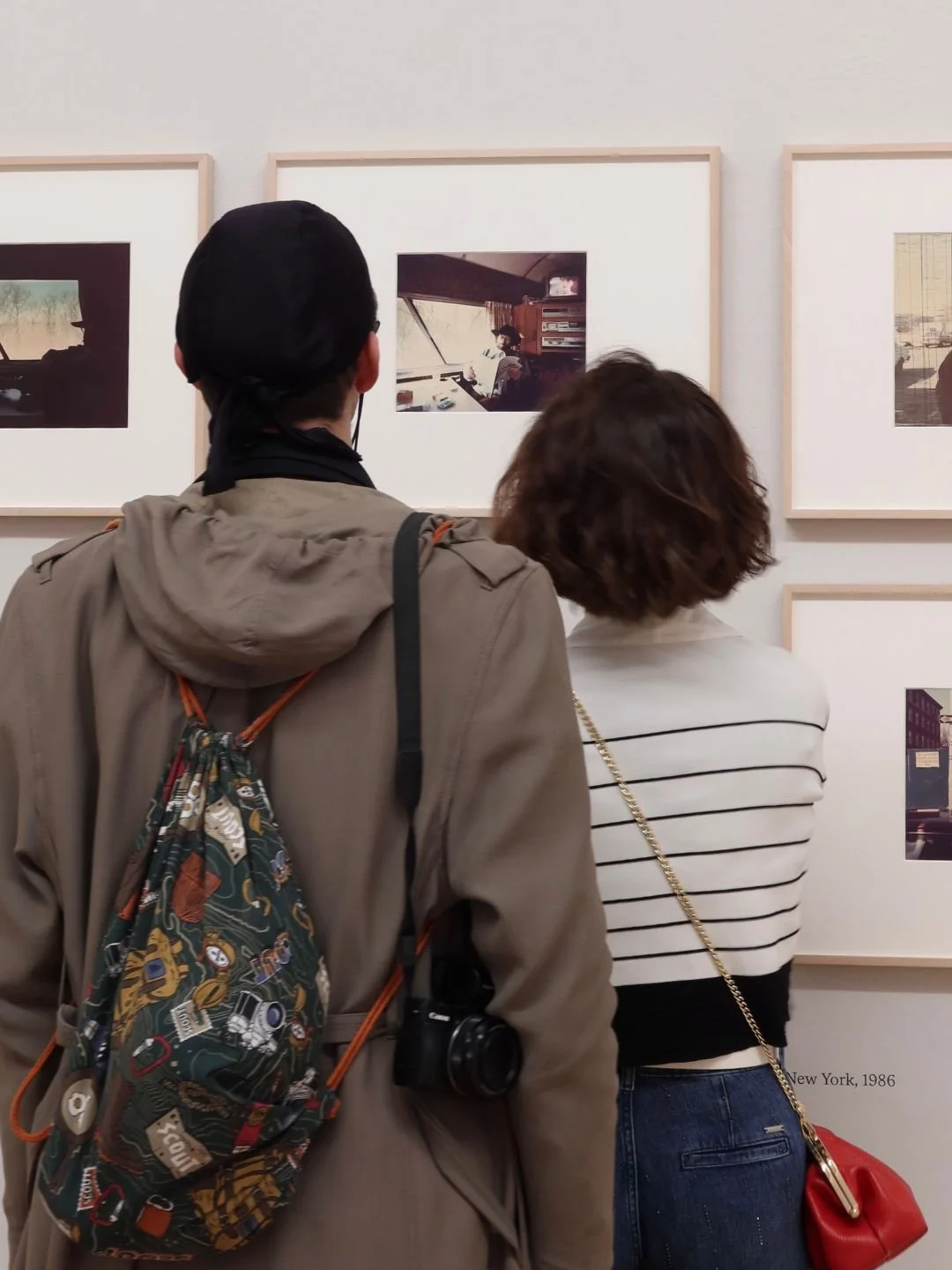 Visitatori di spalle che osservano le opere fotografiche in mostra a Palazzo dei Musei. Reportage d'atmosfera e documentazione visiva per il portfolio di Monvue Studio.