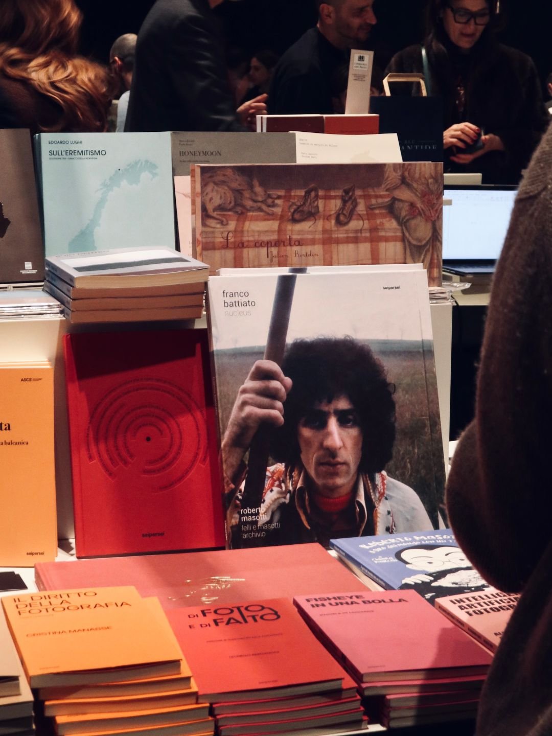 Dettaglio di una selezione di volumi e cataloghi di editoria indipendente esposti a Firenze. Ricerca e documentazione sulla cultura visiva editoriale.