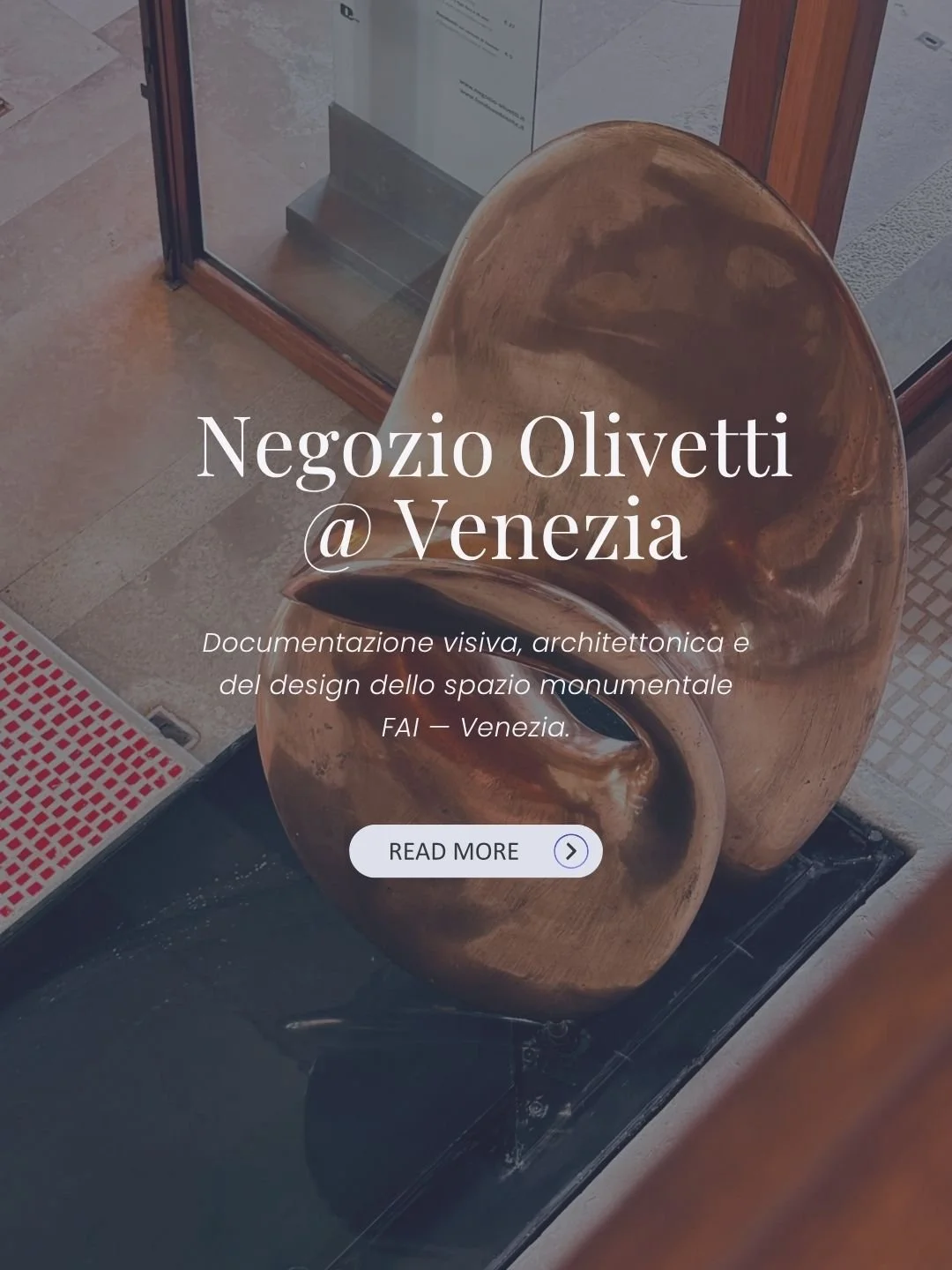 Dettaglio architettonico ed espositivo presso il Negozio Olivetti a Venezia. Servizio di documentazione visiva per spazi storici, gallerie d'arte e architetture d'autore.