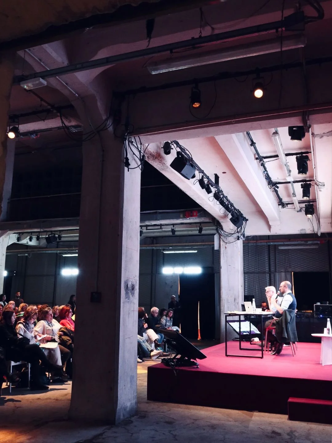 Narrazione live e documentazione visiva di "Testo" alla Stazione Leopolda di Firenze. Reportage per eventi culturali firmato Monvue Studio.