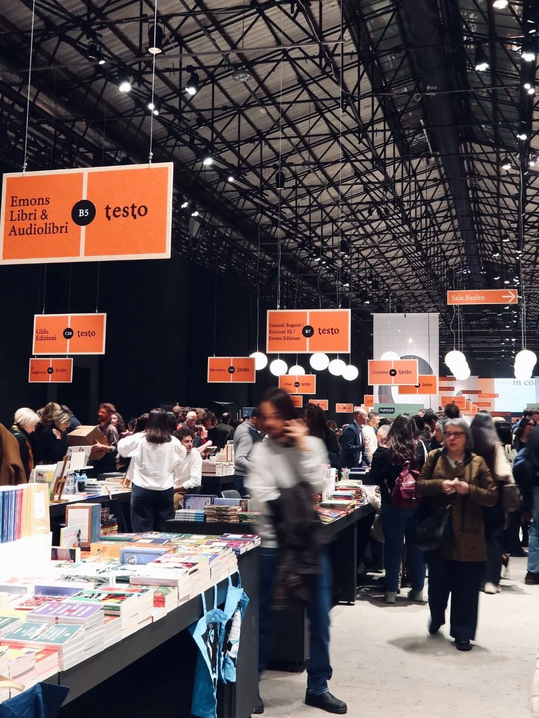 Panoramica e racconto digitale della fiera dell'editoria Testo a Firenze. Caso studio di documentazione fotografica per grandi eventi culturali firmato Monvue Studio.