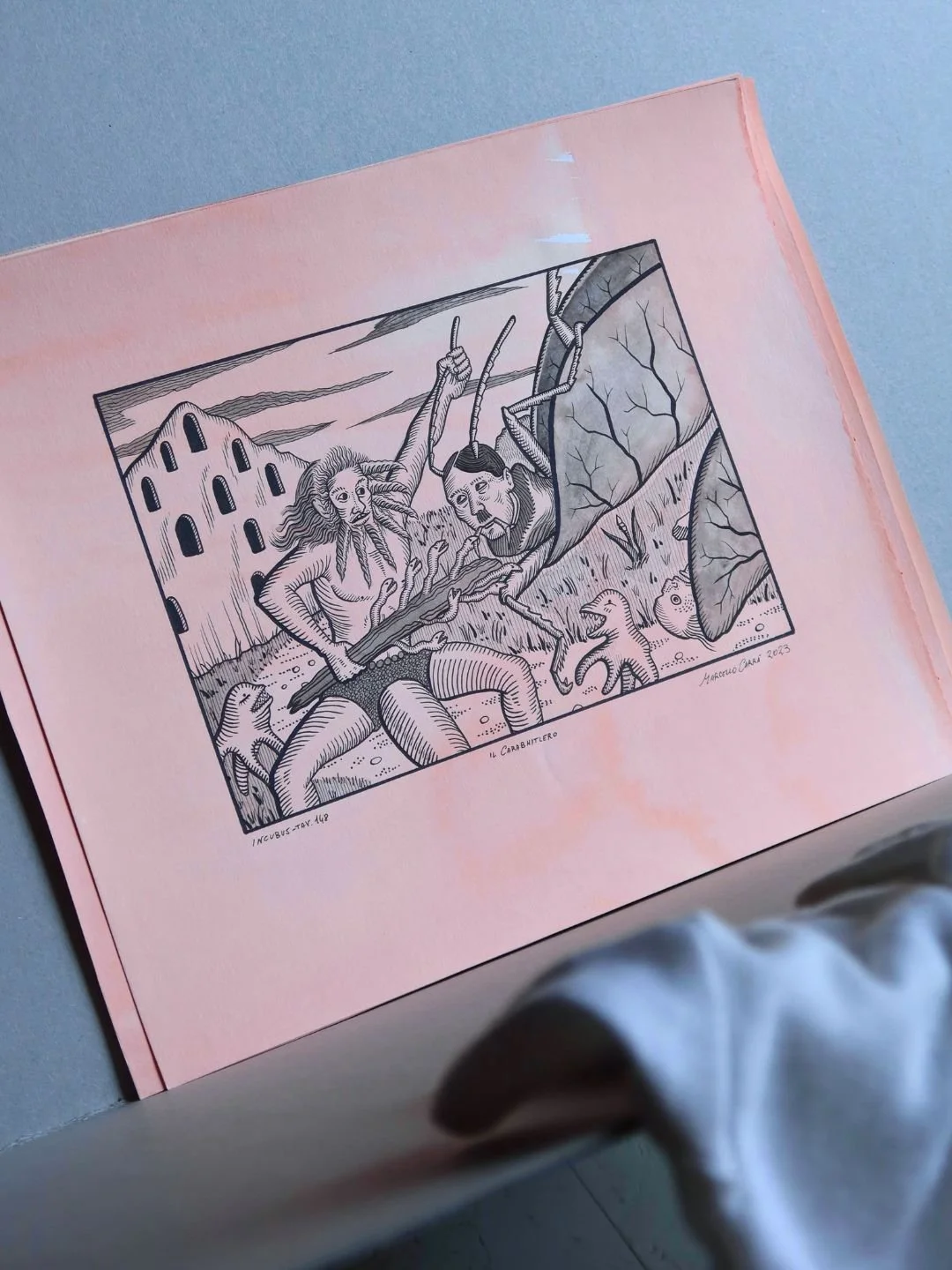 Dettaglio di un'illustrazione a penna dell'artista Marcello Carrà. Riproduzione e documentazione visiva di opere d'arte contemporanea per il portfolio di Monvue Studio.