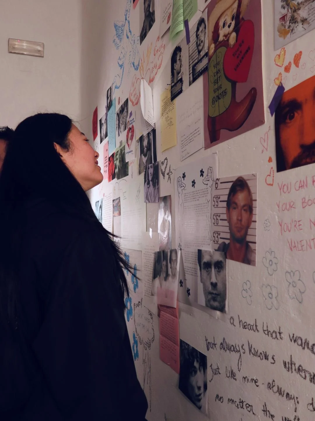 Una visitatrice osserva da vicino i dettagli della narrazione visiva installata a parete. Reportage d'autore e memoria documentale di una mostra curati da Monvue Studio.