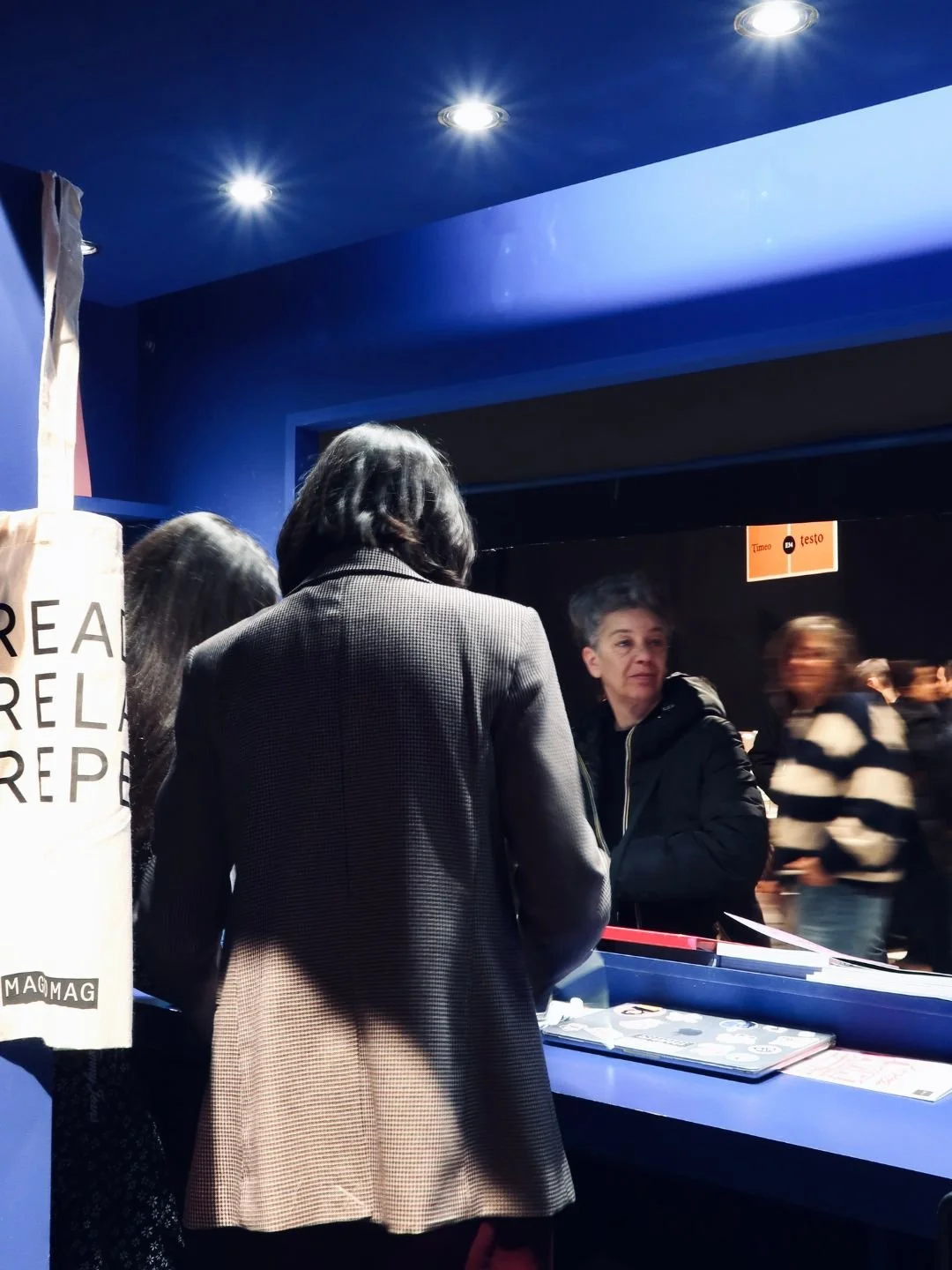 Reportage d'atmosfera e narrazione live all'interno degli spazi espositivi di Testo a Firenze. Interazione del pubblico documentata da Monvue Studio.