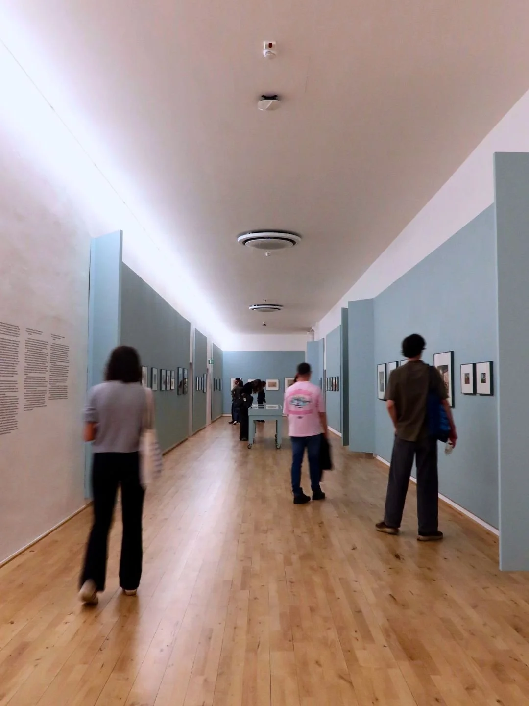 Documentazione visiva e fotografia di allestimento per mostre d'arte: veduta prospettica della galleria espositiva dedicata a Luigi Ghirri a Palazzo dei Musei.