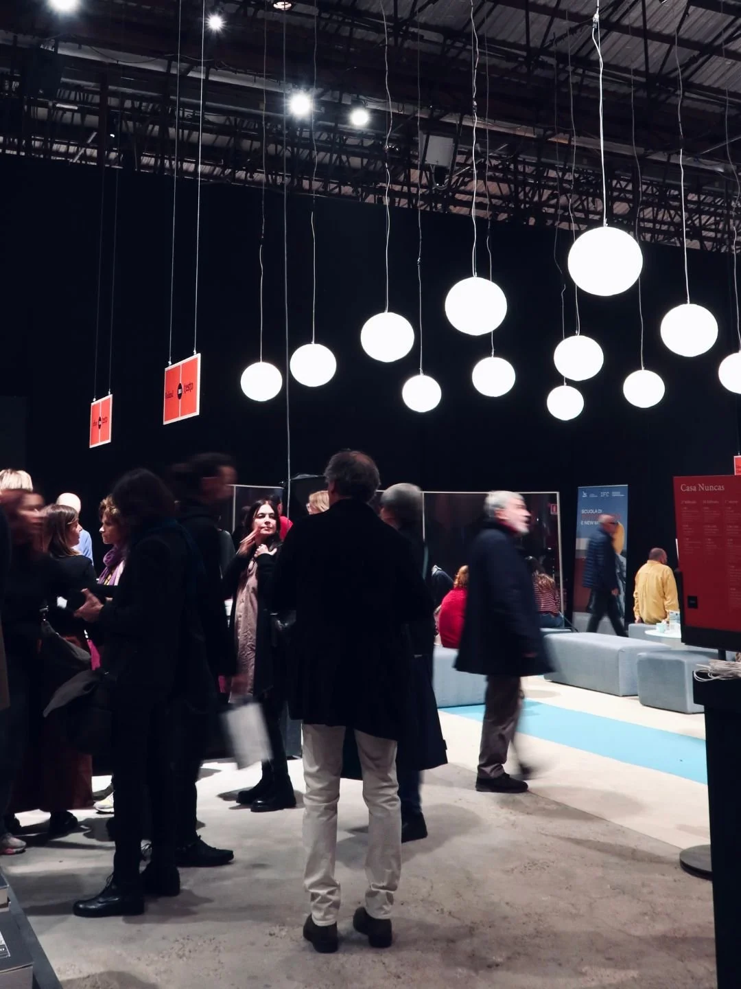 Un momento di intervista e dialogo approfondito durante la rassegna culturale Testo a Firenze. Esempio di racconto narrativo per il portfolio di Monvue Studio.