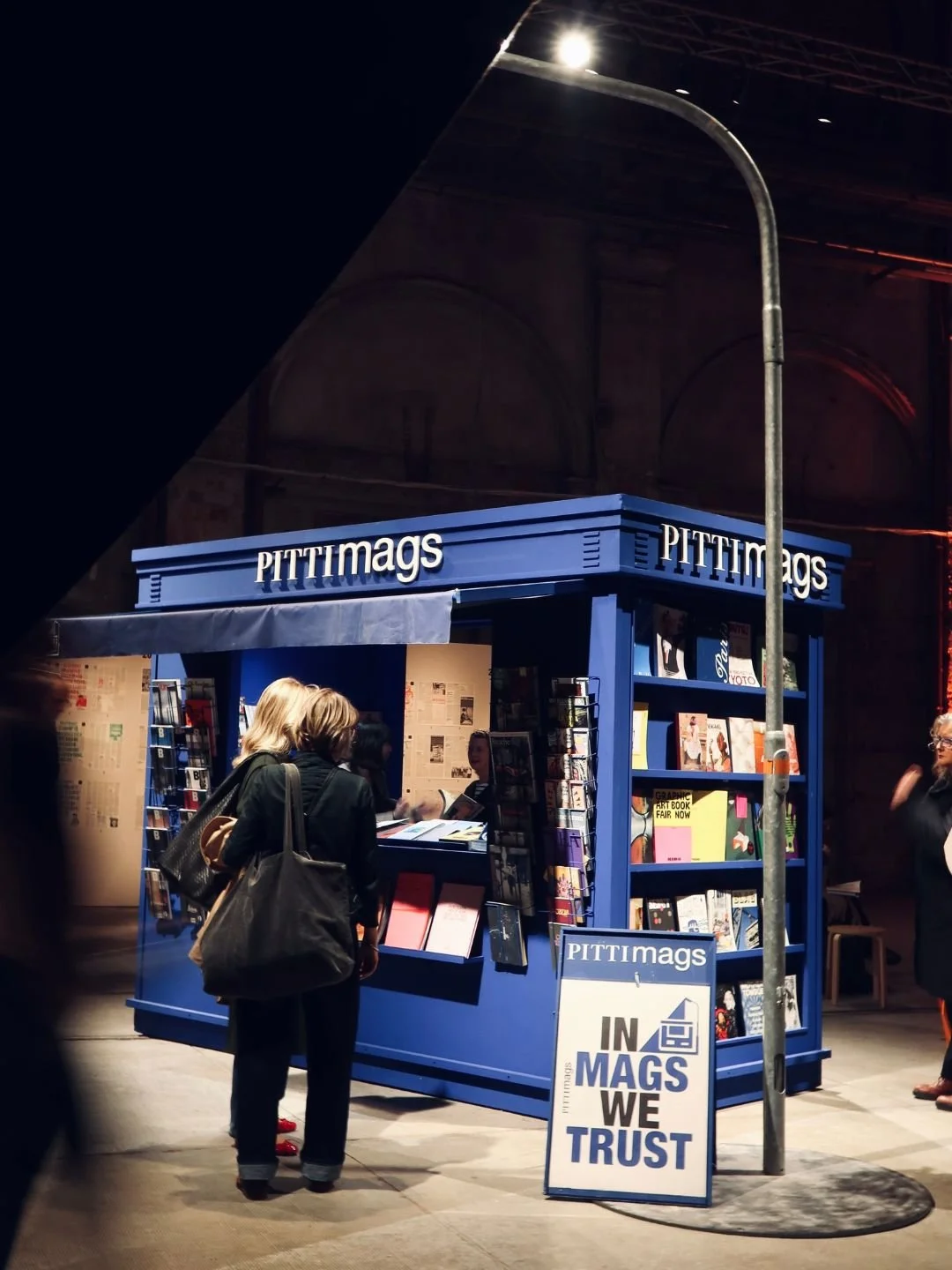 Documentazione visiva dello stand PITTIMAGS "In Mags We Trust" dedicato a riviste indipendenti e cultura visiva alla Stazione Leopolda di Firenze.