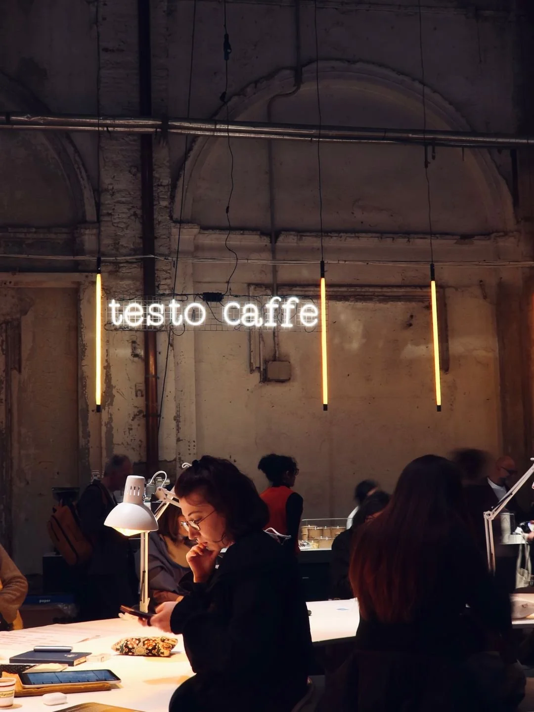 Reportage fotografico d'atmosfera a Firenze: dettaglio della zona caffetteria e dello spazio d'incontro "testo caffè" alla Stazione Leopolda.