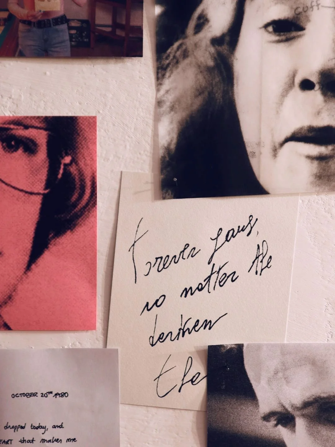 Dettaglio della documentazione visiva per la mostra Hungry Heart: un collage di fotografie in bianco e nero, ritratti d'autore e scritte a mano installate nello spazio espositivo.