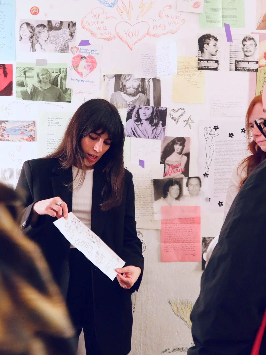 Una visitatrice legge una lettera narrativa durante l'evento culturale Hungry Heart al Bloom Room. Fotografia di reportage e racconto live curati da Monvue Studio.