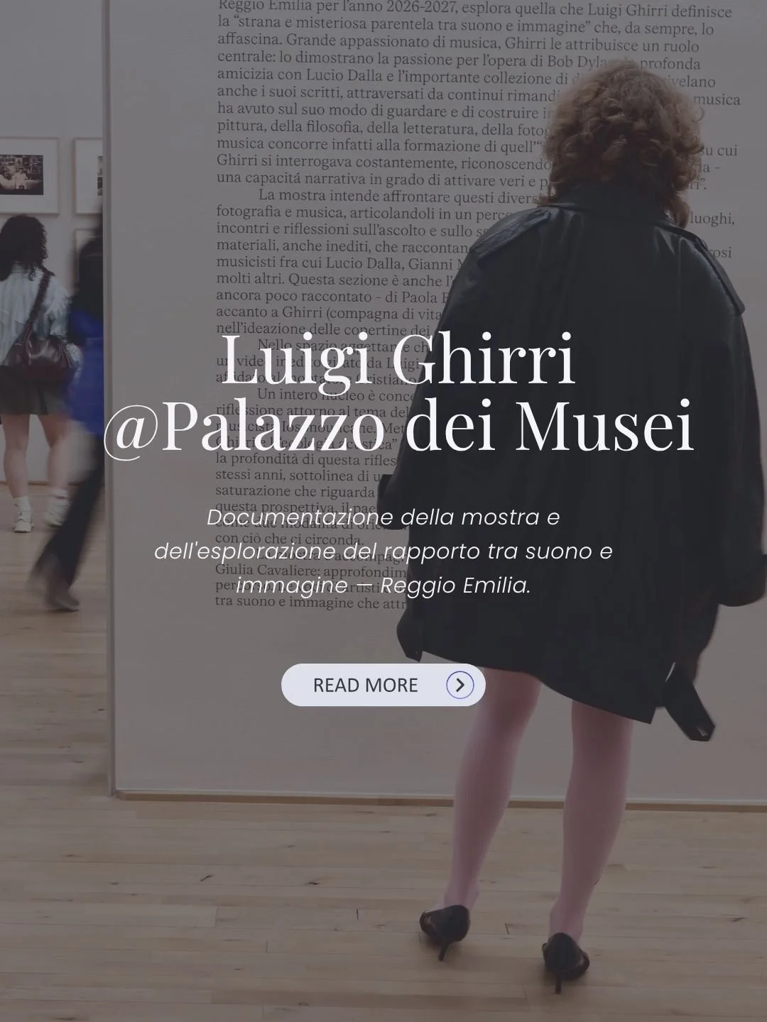 Reportage fotografico d'atmosfera durante un evento espositivo in galleria. Narrazione visiva per istituzioni culturali, musei e collezioni d'arte.