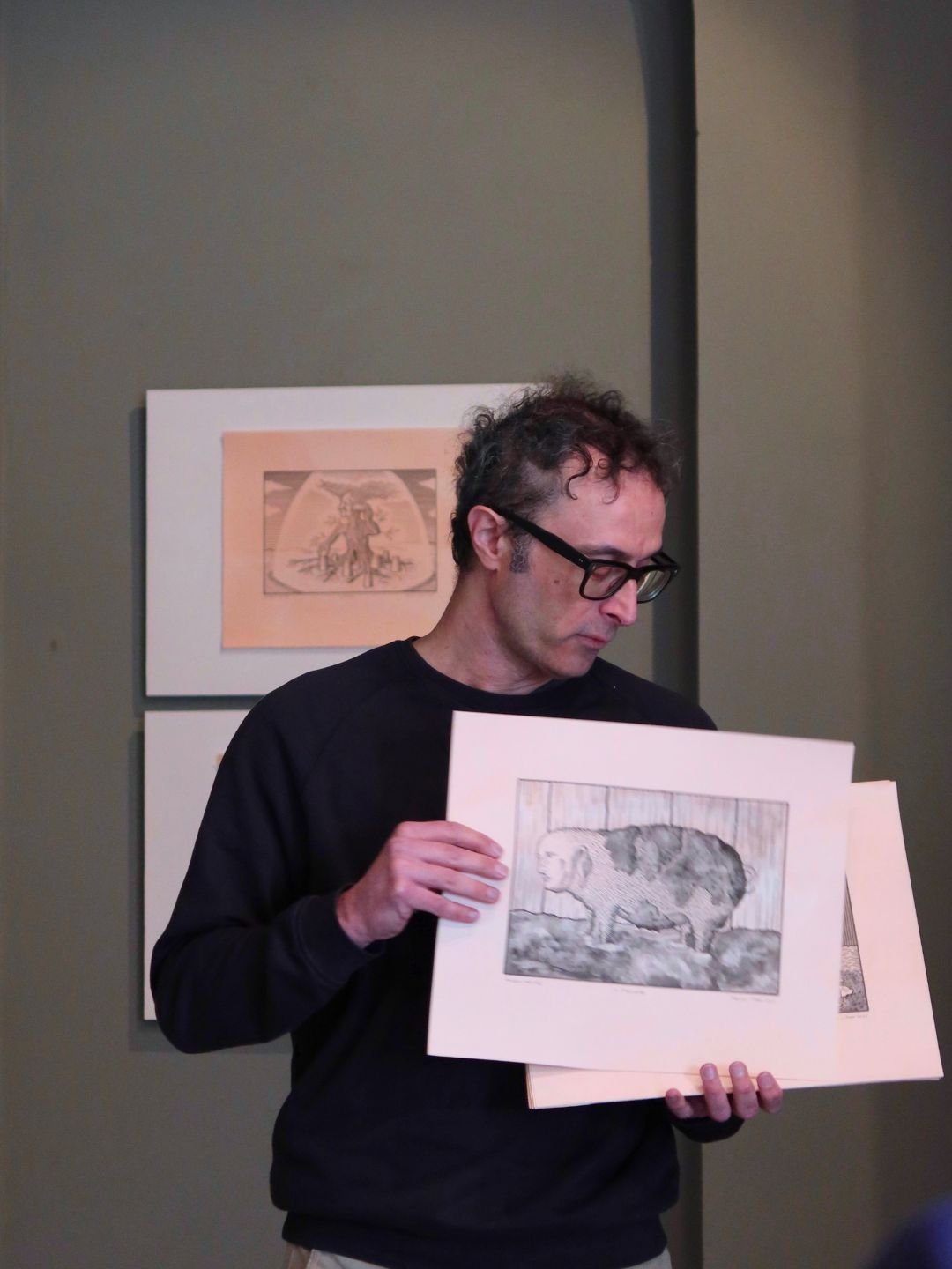 L'artista Marcello Carrà mostra il volume illustrato durante la presentazione a Spazio Arrivabene 2. Documentazione visiva e memoria editoriale di mostre d'arte.