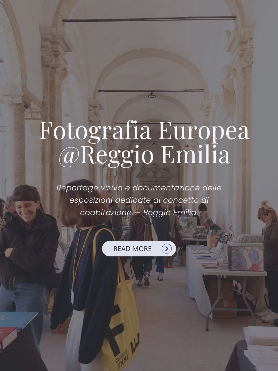 Veduta d'ambiente durante un festival di fotografia e fiera dell'editoria all'interno di uno spazio monumentale. Documentazione di eventi culturali a cura di Monvue Studio.