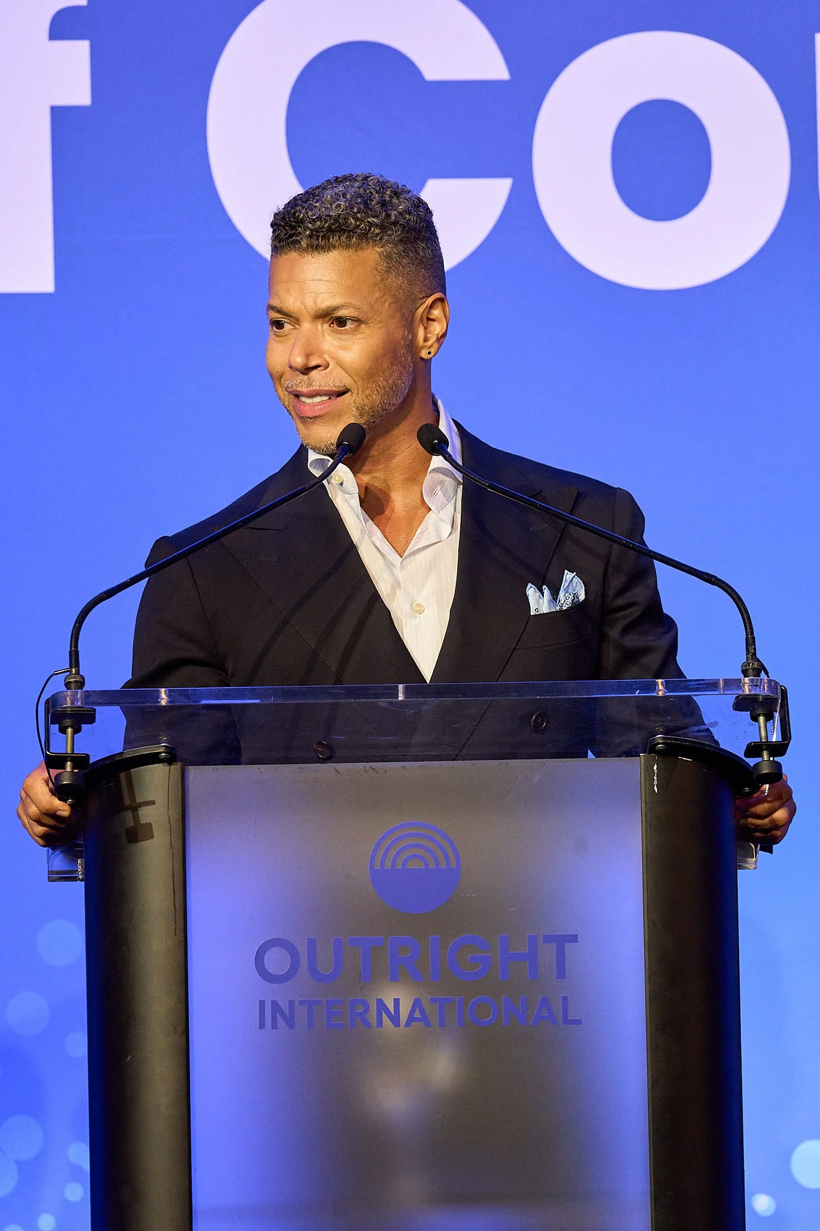 Wilson Cruz speaking at Outright International gala, event photography by Arsen Vasquez New York