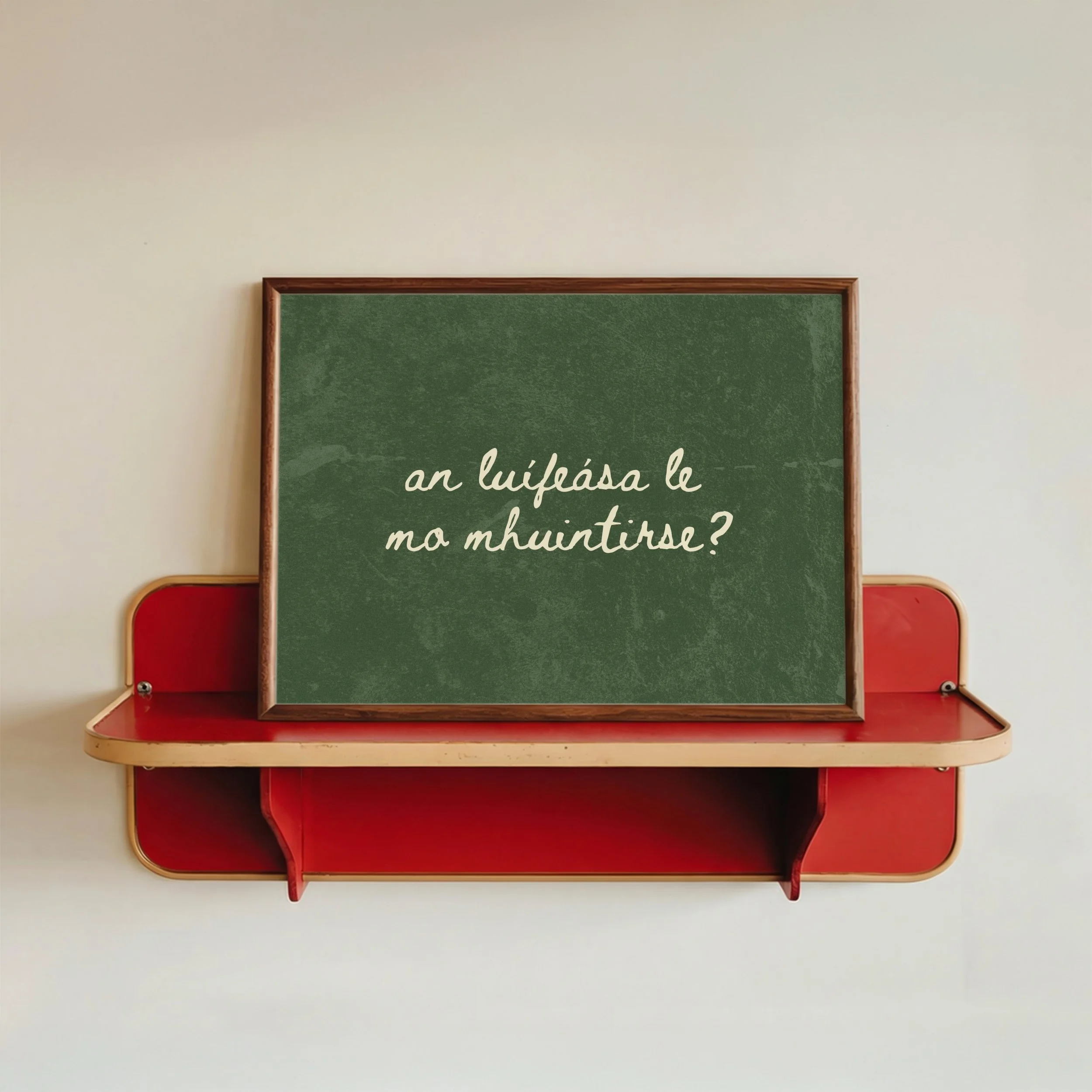 A blackboard with a wooden frame on a light-colored wall, featuring a partial message in Spanish.