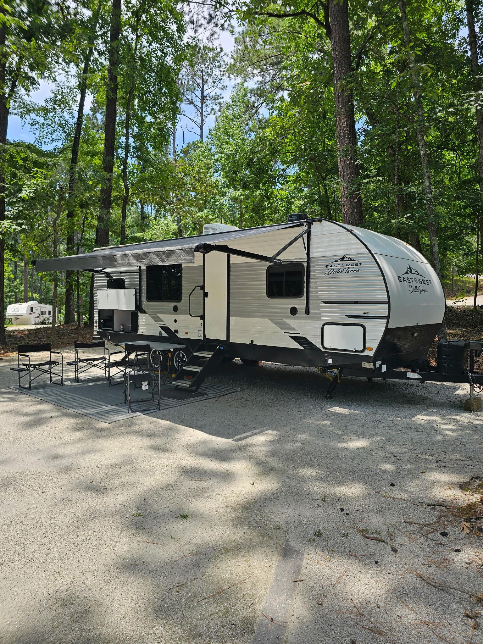 Della Terra- Outside Set Up