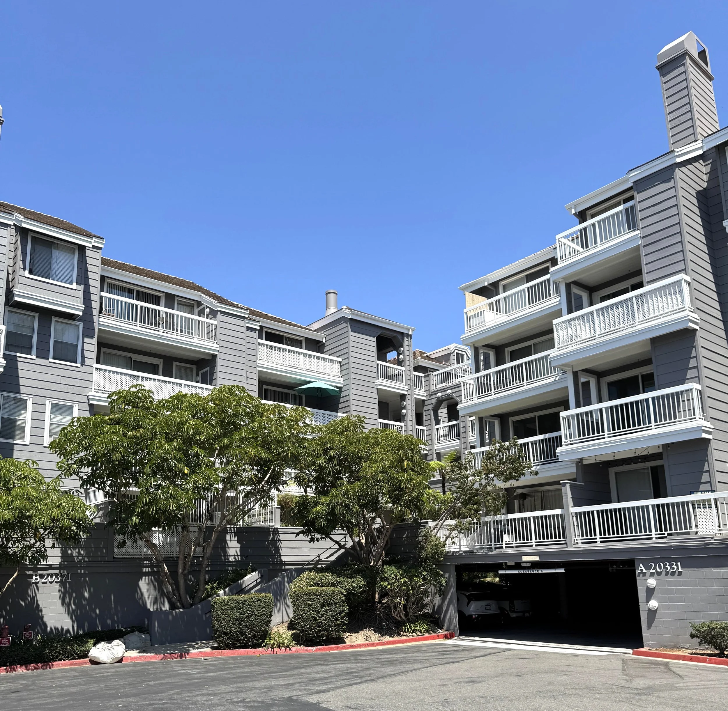 Seabridge Villas condos for sale in Huntington Beach featuring the exterior 4 story building.