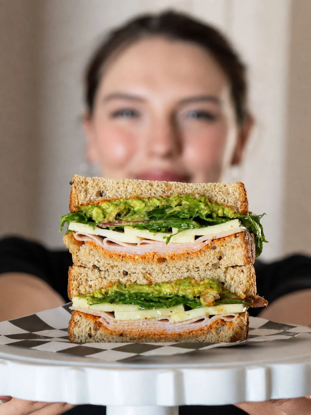 T&eacute;cnicamente es un s&aacute;ndwich. Emocionalmente, es la mejor decisi&oacute;n que vas a tomar hoy 🥪🥑 

#ernestytobias #greensandwich #caborca #caborcasonora #cafecaborca #comidacaborca