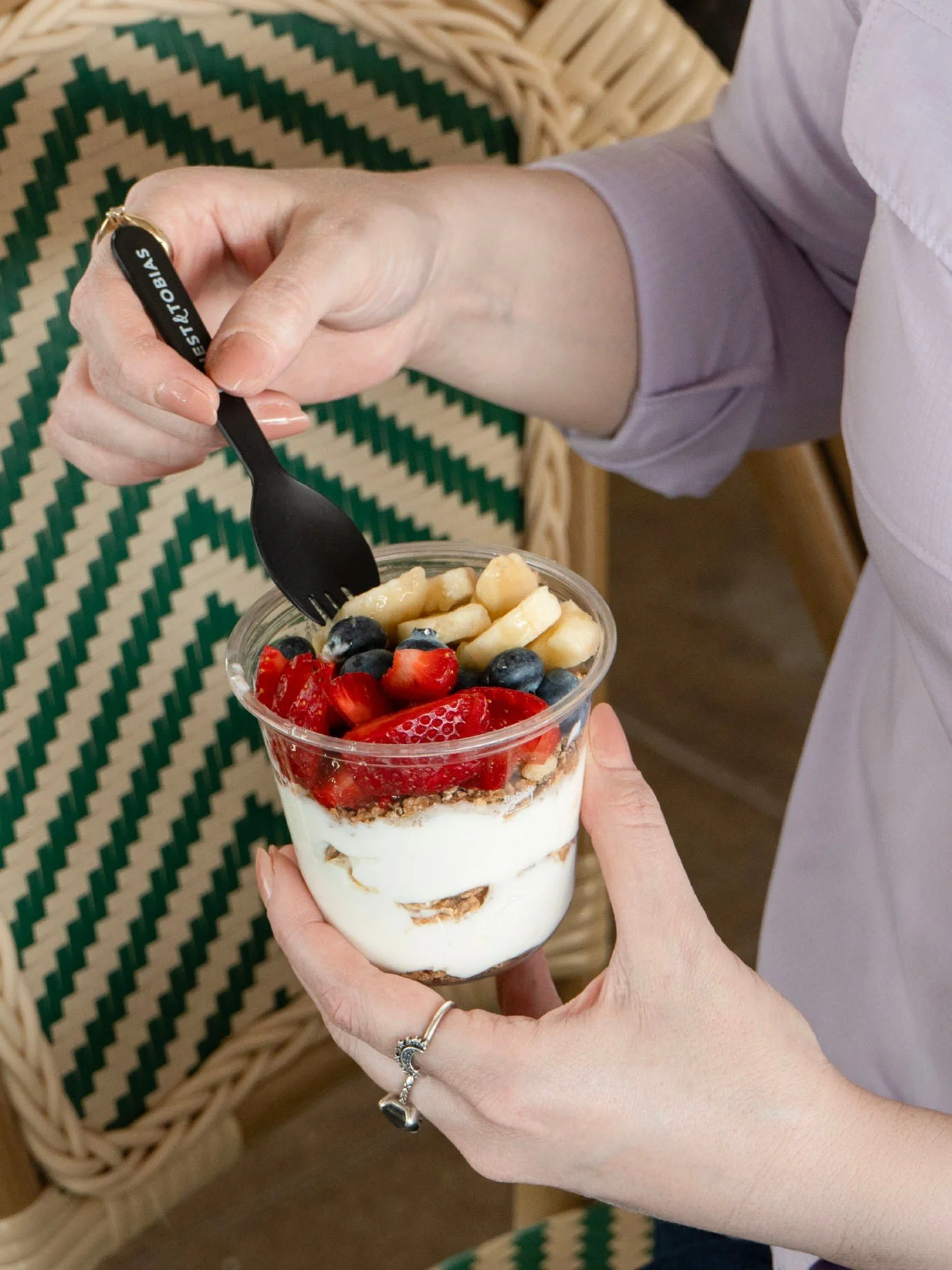 Empezamos la semana con algo fit o qu&eacute;? 
Yogurt con fruta, granola y miel de abeja. 🤤🍓

#ernestytobias #hechoenmexico #fitlife #cafecaborca
