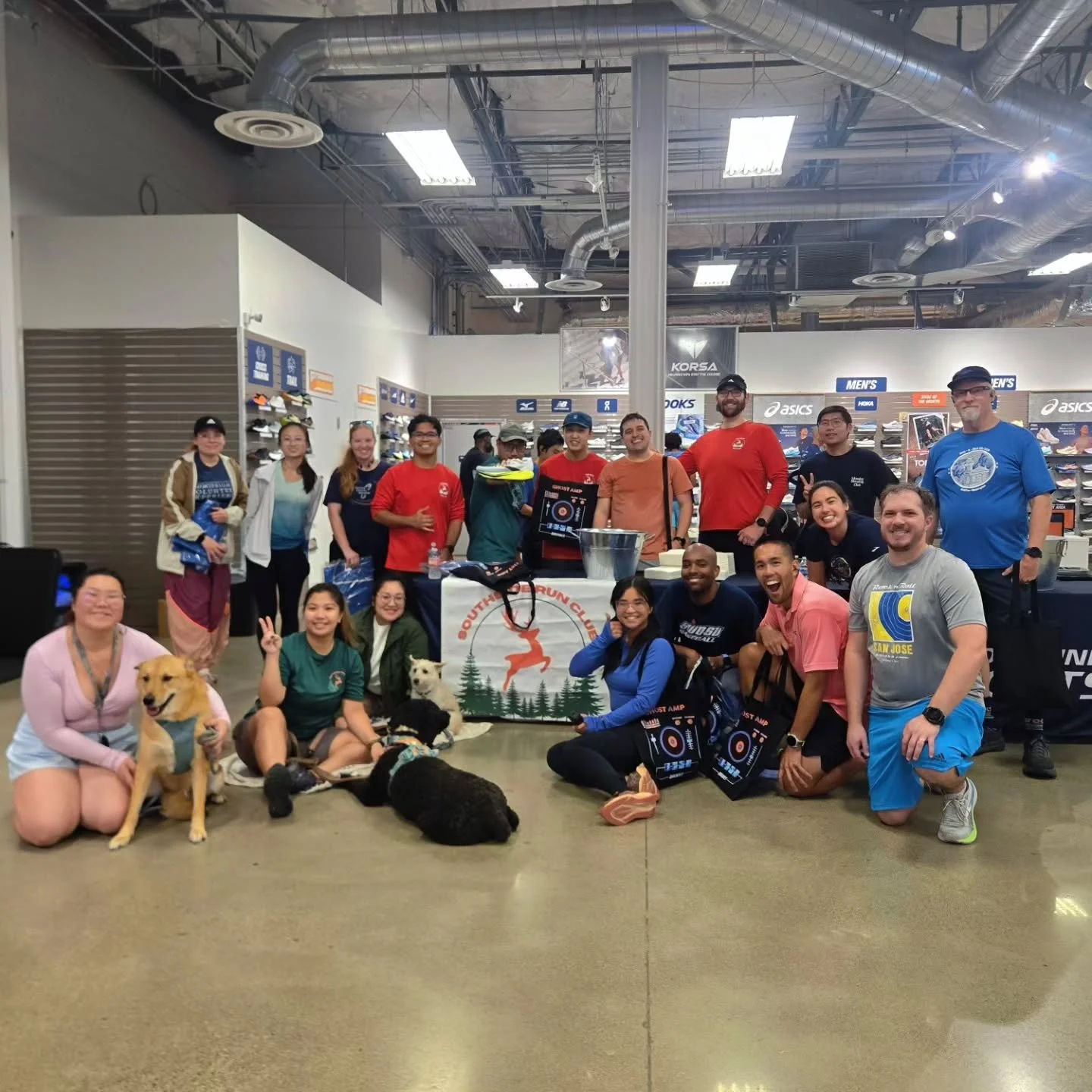 What a fun community run with Brooks and Road Runner Sports Kent! The new Ghost Amp felt great, the Brooks swag and free ice cream was awesome, the live DJ sounded amazing, and the vibes were high 👟👻 Thank you for having us! 

#KentWA #PNWRunning #