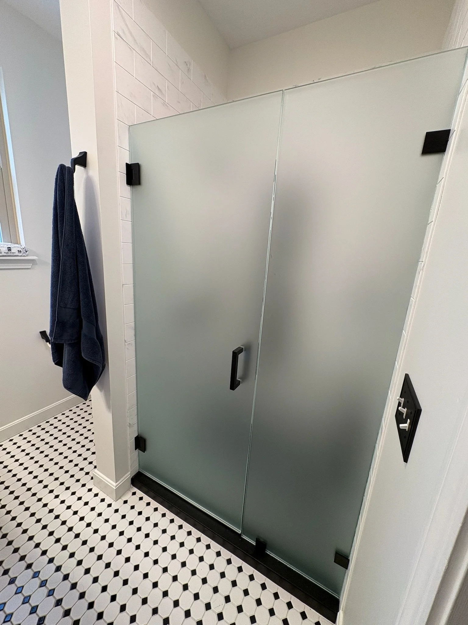 frosted-glass-double-door-shower-black-hardware-checkered-floor-cortland-ohio.jpg